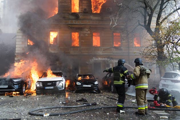 Rescuers pour water on burning cars and the National Academy of Sciences building, which is engulfed in flames after being hit by a Russian drone, Kyiv, Ukraine, September 28, 2026. One person was killed, and three others were injured in the attack. (Photo by Kyrylo Chubotin Ukrinform) Russian drone strikes Ukrainian National Academy of Sciences building in KyivRussian drone strikes Ukrainian National Academy of Sciences building in Kyiv  Copyright: xKirillxChubotinx