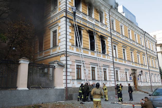 A man goes down a telescopic ladder to escape from the National Academy of Sciences building, which is engulfed in flames after being hit by a Russian drone, in Kyiv, Ukraine, September 28, 2026. One person was killed, and three others were injured in the attack.(Photo by Kyrylo Chubotin Ukrinform) Russian drone strikes Ukrainian National Academy of Sciences building in KyivRussian drone strikes Ukrainian National Academy of Sciences building in Kyiv  Copyright: xKirillxChubotinx