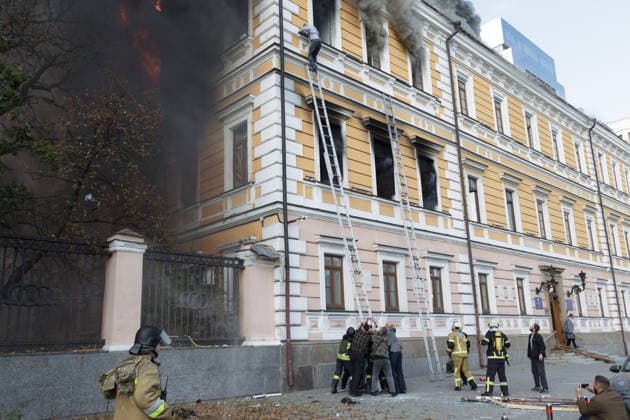 A man goes down a telescopic ladder to escape from the National Academy of Sciences building, which is engulfed in flames after being hit by a Russian drone, in Kyiv, Ukraine, September 28, 2026. One person was killed, and three others were injured in the attack.(Photo by Kyrylo Chubotin Ukrinform) Russian drone strikes Ukrainian National Academy of Sciences building in KyivRussian drone strikes Ukrainian National Academy of Sciences building in Kyiv  Copyright: xKirillxChubotinx