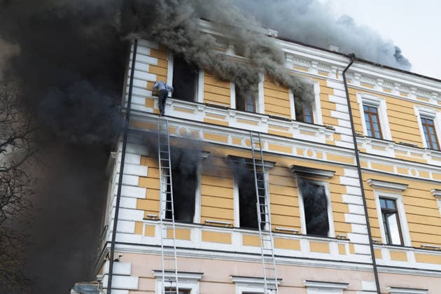 A man goes down a telescopic ladder to escape from the National Academy of Sciences building, which is engulfed in flames after being hit by a Russian drone, in Kyiv, Ukraine, September 28, 2026. One person was killed, and three others were injured in the attack.(Photo by Kyrylo Chubotin Ukrinform) Russian drone strikes Ukrainian National Academy of Sciences building in KyivRussian drone strikes Ukrainian National Academy of Sciences building in Kyiv  Copyright: xKirillxChubotinx