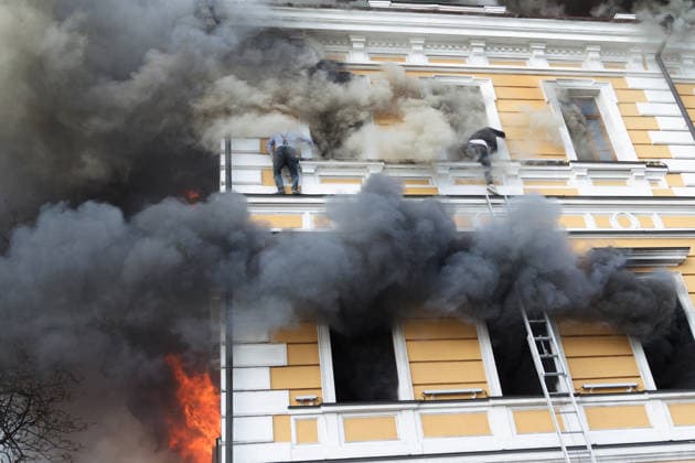 Two men attempt to escape from the National Academy of Sciences building, which is engulfed in flames after being hit by a Russian drone, Kyiv, Ukraine, September 28, 2026. One person was killed, and three others were injured in the attack.(Photo by Kyrylo Chubotin Ukrinform) Russian drone strikes Ukrainian National Academy of Sciences building in KyivRussian drone strikes Ukrainian National Academy of Sciences building in Kyiv  Copyright: xKirillxChubotinx