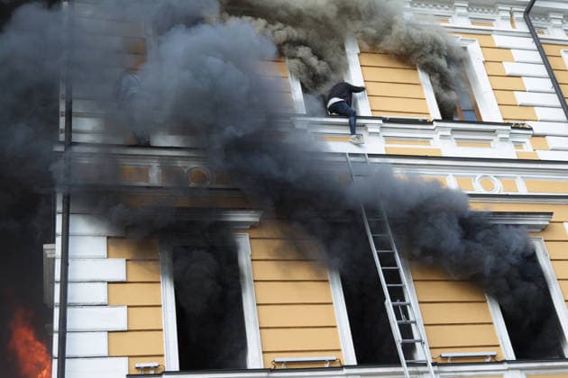 A man tries to reach a telescopic ladder as he attempts to escape from the National Academy of Sciences building, which is engulfed in flames after being hit by a Russian drone, in Kyiv, Ukraine, September 28, 2026. One person was killed, and three others were injured in the attack.(Photo by Kyrylo Chubotin Ukrinform) Russian drone strikes Ukrainian National Academy of Sciences building in KyivRussian drone strikes Ukrainian National Academy of Sciences building in Kyiv  Copyright: xKirillxChubotinx