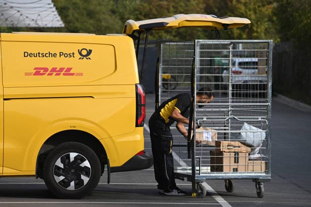 A package delivery driver loads packages into the delivery vehicle; feature, background image, stock photo; Minister Laumann visits a Deutsche Post and DHL delivery hub in Düsseldorf on September 28, 2026,