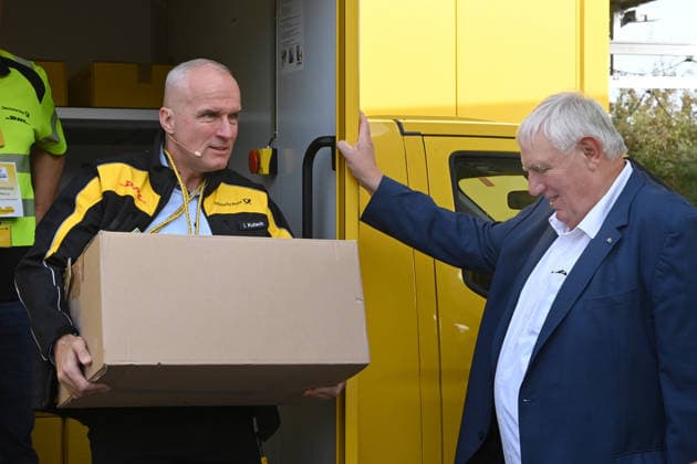 Karl Josef LAUMANN, CDU, Minister of Labor, Health, and Social Affairs for the State of North Rhine-Westphalia, on the right, learns about working conditions in the parcel delivery industry; one topic is the weight limit for parcels; on the left, DHL branch manager Ingo KUTSCH; Minister Laumann visits a Deutsche Post and DHL delivery hub, Düsseldorf on September 28, 2026,
