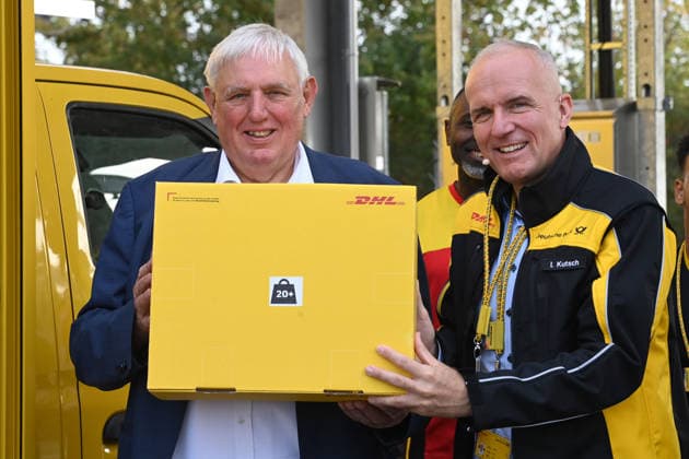 Karl Josef LAUMANN, CDU, Minister of Labor, Health, and Social Affairs for the State of North Rhine-Westphalia, on the left, learns about working conditions in the parcel delivery industry; one topic is the weight limit for parcels; on the right, DHL branch manager Ingo KUTSCH; Minister Laumann visits a Deutsche Post and DHL delivery hub, Düsseldorf on September 28, 2026,