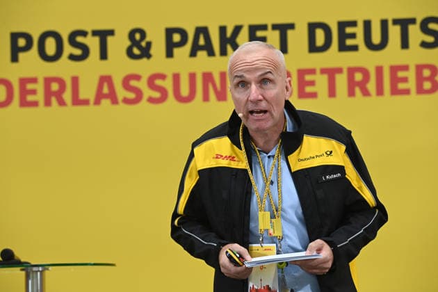DHL Branch Manager Ingo KUTSCH, during his speech; Minister Laumann visits the Deutsche Post and DHL distribution center in Düsseldorf on September 28, 2026,