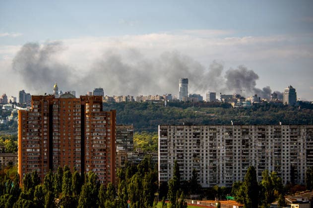 Black smoke floats over the city after a Russian drone attack on central Kyiv, Ukraine, September 28, 2026. On Monday, September 28, at least nineteen people, including three children, have been injured in Russian attacks in the Ukrainian capital. One woman was killed. (Photo by Yevhen Kotenko Ukrinform) Smoke over Kyiv after Russian attacks  Copyright: xYevhenxKotenkox
