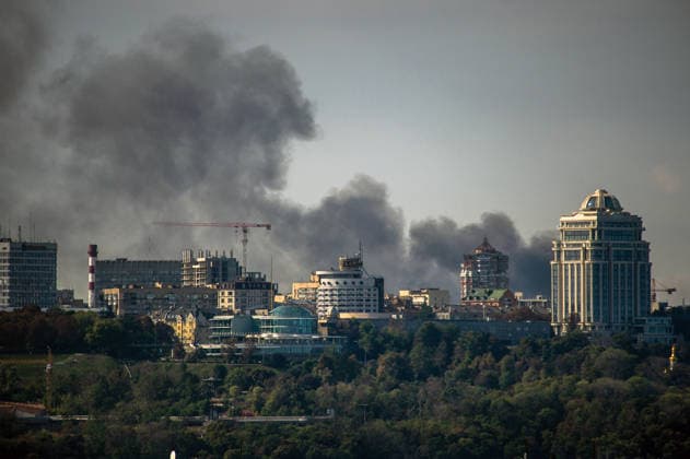 Black smoke floats over the city after a Russian drone attack on central Kyiv, Ukraine, September 28, 2026. On Monday, September 28, at least nineteen people, including three children, have been injured in Russian attacks in the Ukrainian capital. One woman was killed. (Photo by Yevhen Kotenko Ukrinform) Smoke over Kyiv after Russian attacks  Copyright: xYevhenxKotenkox