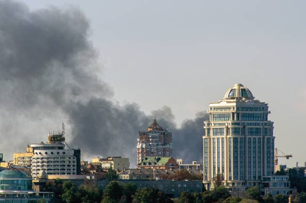 Black smoke floats over the city after a Russian drone attack on central Kyiv, Ukraine, September 28, 2026. On Monday, September 28, at least nineteen people, including three children, have been injured in Russian attacks in the Ukrainian capital. One woman was killed. (Photo by Yevhen Kotenko Ukrinform) Smoke over Kyiv after Russian attacks  Copyright: xYevhenxKotenkox