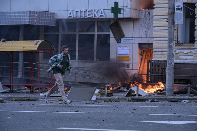 Russian drone attacks in Kyiv KYIV, UKRAINE - SEPTEMBER 28: A man runs as flames and dense black smoke billow from the damaged building of the Dobrobut private medical centre following a Russian jet-powered drone strike in central Kyiv, Ukraine on September 28, 2026. Emergency crews and firefighters conducted intense search and rescue operations as multiple fires burned across the capital s Shevchenkivskyi district, where another drone attack earlier destroyed the nearby National Academy of Sciences building. Danylo Antoniuk Anadolu Kyiv Ukraine. Editorial use only. Please get in touch for any other usage.  Copyright: x2026xAnadoluxDanyloxAntoniukx
