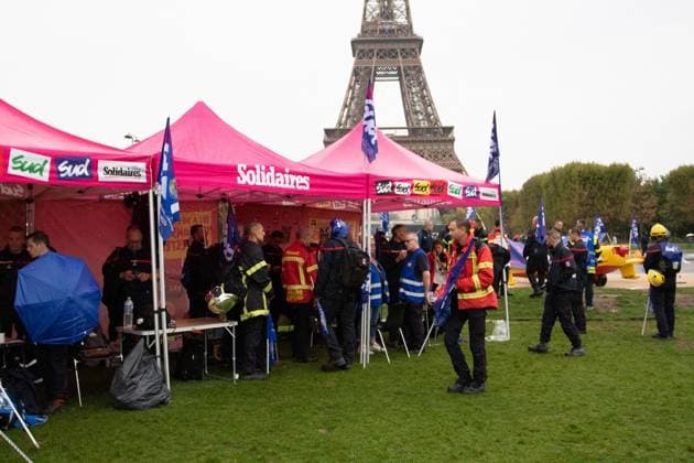 Firefighters Sit-In at the Champs de Mars PHOTOPQR LE PARISIEN Tristan Dessaux Paris September 28, 2026 Firefighters sit-in at the Champs de Mars, on the sidelines of the September 29 strike LP Tristan Dessaux Paris, France, Sept. 28, 2026 French firefighters stage a sit-in to demonstrate for more resources after massive wildfires ravaged France this summer Paris 75 France  Copyright: xPHOTOPQR LExPARISIEN MAXPPPxTristanxdessauxx 20260928LPA8806 20260928LPA8806