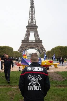 Firefighters Sit-In at the Champs de Mars PHOTOPQR LE PARISIEN Tristan Dessaux Paris September 28, 2026 Firefighters sit-in at the Champs de Mars, on the sidelines of the September 29 strike LP Tristan Dessaux Paris, France, Sept. 28, 2026 French firefighters stage a sit-in to demonstrate for more resources after massive wildfires ravaged France this summer Paris 75 France  Copyright: xPHOTOPQR LExPARISIEN MAXPPPxTristanxdessauxx 20260928LPA8807 20260928LPA8807