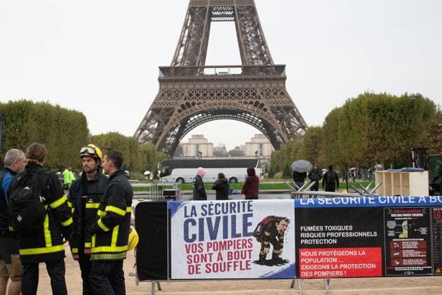 Firefighters Sit-In at the Champs de Mars PHOTOPQR LE PARISIEN Tristan Dessaux Paris September 28, 2026 Firefighters sit-in at the Champs de Mars, on the sidelines of the September 29 strike LP Tristan Dessaux Paris, France, Sept. 28, 2026 French firefighters stage a sit-in to demonstrate for more resources after massive wildfires ravaged France this summer Paris 75 France  Copyright: xPHOTOPQR LExPARISIEN MAXPPPxTristanxdessauxx 20260928LPA8808 20260928LPA8808