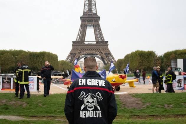 Firefighters Sit-In at the Champs de Mars PHOTOPQR LE PARISIEN Tristan Dessaux Paris September 28, 2026 Firefighters sit-in at the Champs de Mars, on the sidelines of the September 29 strike LP Tristan Dessaux Paris, France, Sept. 28, 2026 French firefighters stage a sit-in to demonstrate for more resources after massive wildfires ravaged France this summer Paris 75 France  Copyright: xPHOTOPQR LExPARISIEN MAXPPPxTristanxdessauxx 20260928LPA8809 20260928LPA8809