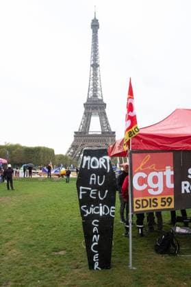 Firefighters Sit-In at the Champs de Mars PHOTOPQR LE PARISIEN Tristan Dessaux Paris September 28, 2026 Firefighters sit-in at the Champs de Mars, on the sidelines of the September 29 strike LP Tristan Dessaux Paris, France, Sept. 28, 2026 French firefighters stage a sit-in to demonstrate for more resources after massive wildfires ravaged France this summer Paris 75 France  Copyright: xPHOTOPQR LExPARISIEN MAXPPPxTristanxdessauxx 20260928LPA8812 20260928LPA8812