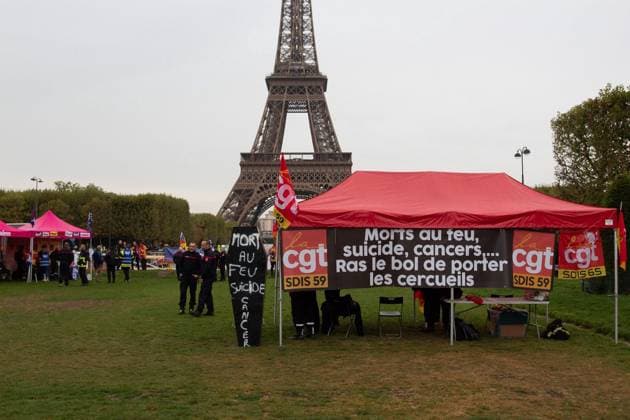Firefighters Sit-In at the Champs de Mars PHOTOPQR LE PARISIEN Tristan Dessaux Paris September 28, 2026 Firefighters sit-in at the Champs de Mars, on the sidelines of the September 29 strike LP Tristan Dessaux Paris, France, Sept. 28, 2026 French firefighters stage a sit-in to demonstrate for more resources after massive wildfires ravaged France this summer Paris 75 France  Copyright: xPHOTOPQR LExPARISIEN MAXPPPxTristanxdessauxx 20260928LPA8817 20260928LPA8817