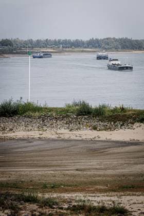NIJMEGEN - An inland vessel sails on the Waal. The water level of the Rhine has reached a new low due to the drought. The water has never been this low since water levels have been measured there. EMIEL MUIJDERMAN ANP  Copyright: xANPxSportx xxANPx x570571855x originalFilename: 1083929679st.jpg