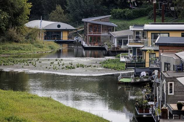 NIJMEGEN - Houseboats stranded due to the water level of the Rhine, which has reached a new low due to drought. The water has never been this low since water levels have been measured there. EMIEL MUIJDERMAN ANP  Copyright: xANPxSportx xxANPx x570571865x originalFilename: 1083929722st.jpg