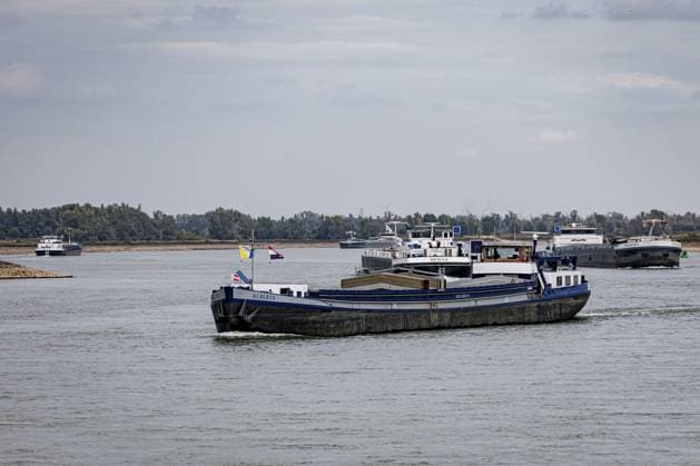 NIJMEGEN - An inland vessel sails on the Waal. The water level of the Rhine has reached a new low due to the drought. The water has never been this low since water levels have been measured there. EMIEL MUIJDERMAN ANP  Copyright: xANPxSportx xxANPx x570571895x originalFilename: 1083929777st.jpg