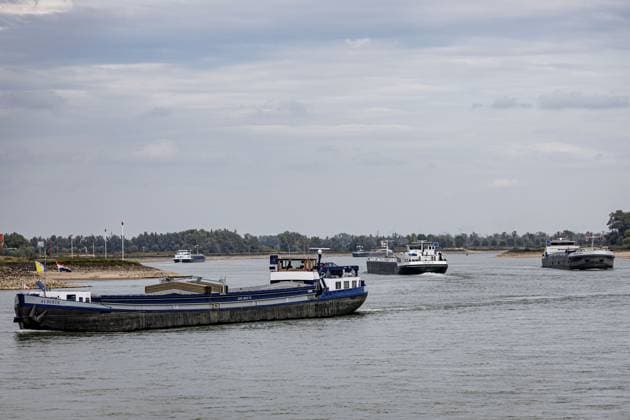 NIJMEGEN - An inland vessel sails on the Waal. The water level of the Rhine has reached a new low due to the drought. The water has never been this low since water levels have been measured there. EMIEL MUIJDERMAN ANP  Copyright: xANPxSportx xxANPx x570571900x originalFilename: 1083929779st.jpg