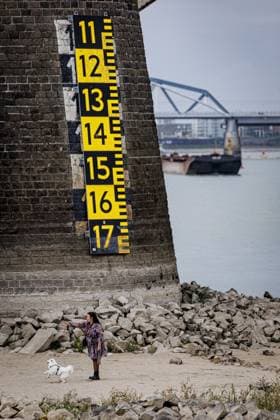 NIJMEGEN - The water level gauge on the Waal Bridge over the Waal has reached a new low due to drought. The water has never been this low since water levels have been measured there. EMIEL MUIJDERMAN ANP  Copyright: xANPxSportx xxANPx x570571925x originalFilename: 1083929788st.jpg