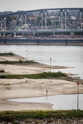 NIJMEGEN - Walkers along the Waal, which has reached a new low due to drought. The water has never been this low since water levels have been measured there. EMIEL MUIJDERMAN ANP  Copyright: xANPxSportx xxANPx x570571985x originalFilename: 1083929842st.jpg