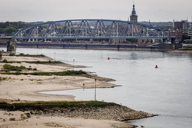NIJMEGEN - Walkers along the Waal, which has reached a new low due to drought. The water has never been this low since water levels have been measured there. EMIEL MUIJDERMAN ANP  Copyright: xANPxSportx xxANPx x570571994x originalFilename: 1083929847st.jpg