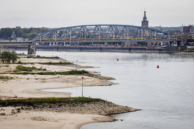 NIJMEGEN - Walkers along the Waal, which has reached a new low due to drought. The water has never been this low since water levels have been measured there. EMIEL MUIJDERMAN ANP  Copyright: xANPxSportx xxANPx x570572003x originalFilename: 1083929849st.jpg