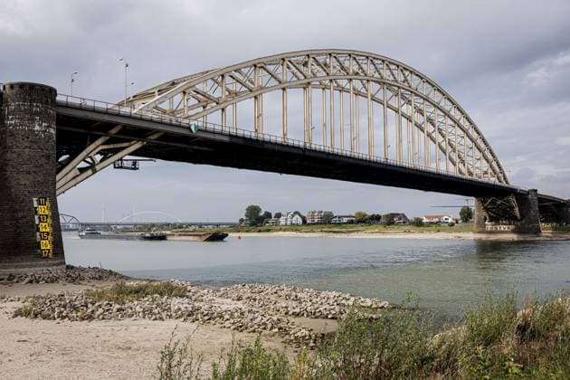 NIJMEGEN - An inland vessel sails on the Waal. The water level of the Rhine has reached a new low due to the drought. The water has never been this low since water levels have been measured there. EMIEL MUIJDERMAN ANP  Copyright: xANPxSportx xxANPx x570572068x originalFilename: 1083929881st.jpg