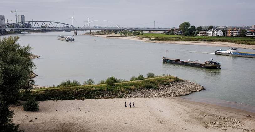 NIJMEGEN - An inland vessel sails on the Waal. The water level of the Rhine has reached a new low due to the drought. The water has never been this low since water levels have been measured there. EMIEL MUIJDERMAN ANP  Copyright: xANPxSportx xxANPx x570572081x originalFilename: 1083929883st.jpg