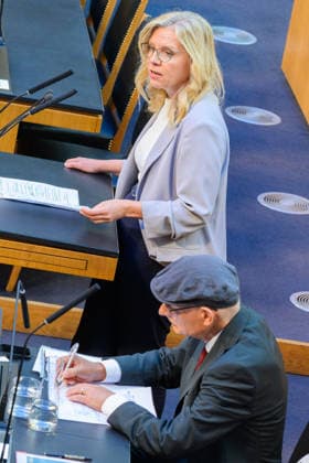 Vienna, September 28, 2026, 99th Session of the National Council: Special session to adopt the federal government’s fuel price rebate. PHOTO: Leonore Gewessler, federal spokesperson for the Greens, and Finance Minister Markus Marterbauer (SPÖ). 99th Session of the Austrian National Co