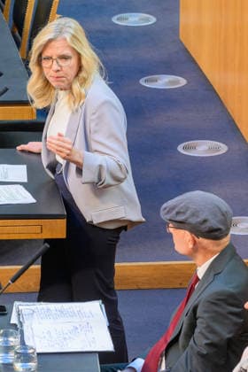 Vienna, September 28, 2026—99th Session of the National Council: Special session to adopt the federal government’s fuel price rebate PHOTO: Leonore Gewessler, federal spokesperson for the Greens, and Finance Minister Markus Marterbauer (SPÖ)—99th Session of the Austrian National Coun