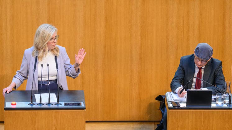 Vienna, September 28, 2026—99th Session of the National Council: Special session to adopt the federal government’s fuel price rebate PHOTO: Leonore Gewessler, federal spokesperson for the Greens, and Finance Minister Markus Marterbauer (SPÖ)—99th Session of the Austrian National Coun