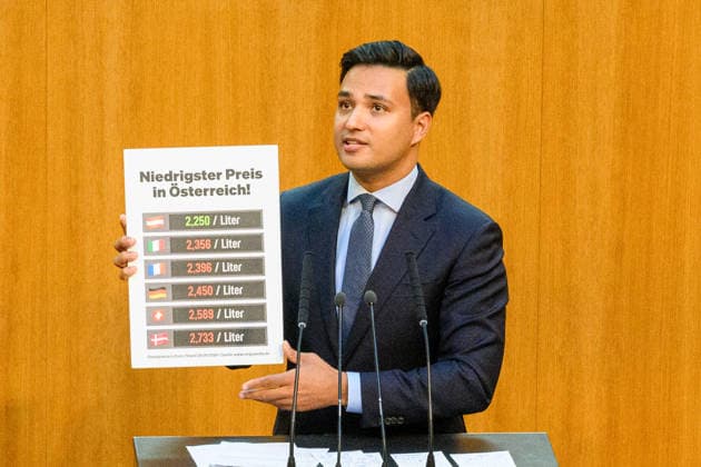 Vienna, September 28, 2026—99th Session of the National Council: Special session to adopt the federal government’s fuel price rebate. PHOTO: Yannick Shetty, a member of the NEOS party, holding a sign showing gasoline prices in neighboring countries. 99th Session of the Austrian National