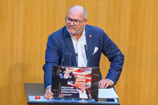 Vienna, September 28, 2026, 99th Session of the National Council—Special session to adopt the federal government’s fuel price rebate PHOTO: Rep. Alois Schroll (SPÖ) holding a sign featuring U.S. President Donald Trump and the stat