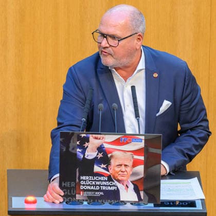 Vienna, September 28, 2026—99th Session of the National Council: Special Session on the Adoption of the Federal Government’s Fuel Price Rebate PHOTO: Representative Alois Schroll (SPÖ) holding a sign featuring U.S. President Donal