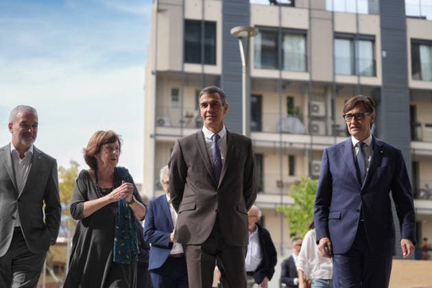Sánchez Visits the Illa Sibèria Affordable Public Rental Housing Development in Barcelona I D The mayor of Barcelona, Jaume Collboni, the president of the Hàbitat3 Foundation, Carme Trilla, the Prime Minister, Pedro Sánchez, and the President of the Generalitat, Salvador Illa, during their visit to the Illa Sibèria affordable public rental housing development on September 28, 2026, in Barcelona, Catalonia, Spain. The Illa Sibèria public housing development in Barcelona consists of 42 affordable rental apartments located at 11 Badajoz Street, in the Poblenou neighborhood. SEPTEMBER 28, 2026 Barcelona Catalonia Barcelona Catalonia Spain Copyright: xDavidxZorrakinox 7806098