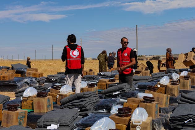 65 families return to their homes from Rasm al-Akhdar camp in Manbij MANBIJ, SYRIA - SEPTEMBER 28: The Syrian Red Crescent distribute emergency aid packages to the families leaving the camp as a total of 65 families, comprising around 300 people living at Rasm al-Akhdar camp in the Manbij area of northern Syria leave the camp to return to their homes in Aleppo and Raqqa, on September 28, 2026. The convoy of families set off for the areas of Maskanah and Deir Hafir in Aleppo province and locations in Raqqa. Nebieha Altaha Anadolu Manbij Syria. Editorial use only. Please get in touch for any other usage.  Copyright: x2026xAnadoluxNebiehaxAltahax