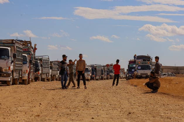 65 families return to their homes from Rasm al-Akhdar camp in Manbij MANBIJ, SYRIA - SEPTEMBER 28: A total of 65 families, comprising around 300 people living at Rasm al-Akhdar camp in the Manbij area of northern Syria leave the camp to return to their homes in Aleppo and Raqqa, on September 28, 2026. The convoy of families set off for the areas of Maskanah and Deir Hafir in Aleppo province and locations in Raqqa. The Syrian Red Crescent distributed emergency aid packages to the families leaving the camp. Nebieha Altaha Anadolu Manbij Syria. Editorial use only. Please get in touch for any other usage.  Copyright: x2026xAnadoluxNebiehaxAltahax