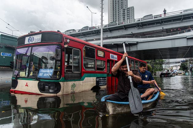Heavy rain caused flooding in Bangkok, Thailand - 28 Sep 2026 Thai residents travel on a plastic boat during a flood triggered by heavy rain. Bangkok authorities have declared disaster zones across the city after heavy rain following a strong low-pressure system and seasonal monsoon patterns. Bangkok Thailand Copyright: xPeeraponxBoonyakiatx xSOPAxImagex Peerapon-Boonyakiat-1454480