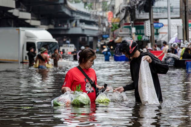 Heavy rain caused flooding in Bangkok, Thailand - 28 Sep 2026 Residents with groceries wade through floodwater during a flood triggered by heavy rain. Bangkok authorities have declared disaster zones across the city after heavy rain following a strong low-pressure system and seasonal monsoon patterns. Bangkok Thailand Copyright: xPeeraponxBoonyakiatx xSOPAxImagex Peerapon-Boonyakiat-1454492