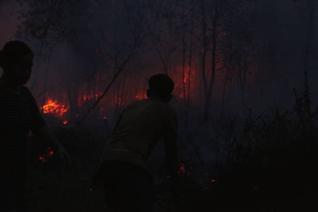 Wildfires rage Indonesia s Palembang PALEMBANG, INDONESIA - SEPTEMBER 28 : Local residents try to extinguish wildfires near they house at Sematang Borang district in Palembang, South Sumatera, Indonesia on September 28, 2026. For weeks, Indonesia has been battling fires that have burned vast swathes of forest and peat ecosystems, causing toxic haze to blanket parts of the country, Malaysia and Singapore. Some 175,000 people in Indonesia have suffered from respiratory illness since August, its health ministry said, as it continues to battle wildfires that have raged for weeks. Muhammad Fajri Anadolu Palembang Indonesia. Editorial use only. Please get in touch for any other usage. Copyright: x2026xAnadoluxMuhammadxFajrix