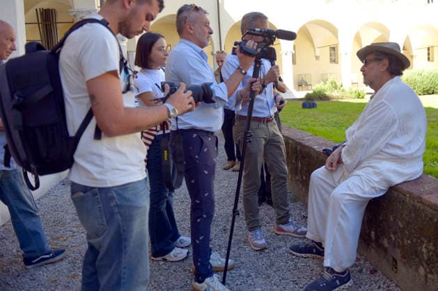 IPA89073831 - Lucca, September 28, 2026 At the Lucca Film Festival and in the San Micheletto complex, director and artist Julian Schnabel poses for photos and then meets with the press. Julian Schnabel, born in 1951, is one of the most celebrated living painters; as a director, he has also made many films, including the biopic *Basquiat*, *Van Gogh* (2018), *Dante™s Hand*, and others. He is married to model May Andersen, with whom he has a son. In the photo: Julian Schnabel being interviewed by local TV stations.  Copyright: xRobertoCappelloxfotografox xRobertoCappelloxfotografox IPA89073831