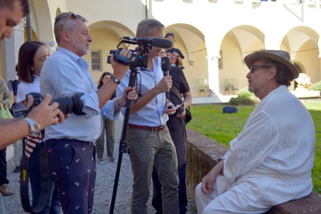 IPA89073832 - Lucca, September 28, 2026 At the Lucca Film Festival and in the San Micheletto complex, director and artist Julian Schnabel poses for a photo call and then meets with the press. Julian Schnabel, born in 1951, is one of the most celebrated living painters; as a director, he has also made many films, including the biopic *Basquiat*, *Van Gogh* (2018), *The Hand of Dante*, and others. He is married to model May Andersen, with whom he has a son. In the photo: Julian Schnabel being interviewed by local TV stations.  Copyright: xRobertoCappelloxfotografox xRobertoCappelloxfotografox IPA89073832