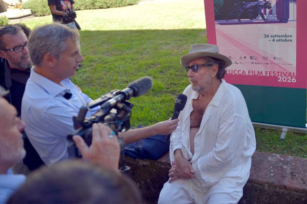 IPA89073837 - Lucca, September 28, 2026 At the Lucca Film Festival and in the San Micheletto complex, director and artist Julian Schnabel poses for photos and then meets with the press. Julian Schnabel, born in 1951, is one of the most celebrated living painters; as a director, he has also made many films, including the biopic *Basquiat*, *Van Gogh* (2018), *Dante™s Hand*, and others. He is married to model May Andersen, with whom he has a son. In the photo: Julian Schnabel being interviewed by local TV stations.  Copyright: xRobertoCappelloxfotografox xRobertoCappelloxfotografox IPA89073837
