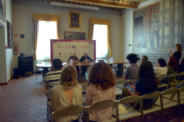 IPA89073868 - Lucca, September 28, 2026 At the Lucca Film Festival and in the San Micheletto complex, director and artist Julian Schnabel poses for photos and then meets with the press. Julian Schnabel, born in 1951, is one of the most celebrated living painters; as a director, he has also made many films, including the biopic *Basquiat*, *Van Gogh* (2018), *Dante™s Hand*, and others. He is married to model May Andersen, with whom he has a son. In the photo: Julian Schnabel during his press conference with journalists.  Copyright: xRobertoCappelloxfotografox xRobertoCappelloxfotografox IPA89073868