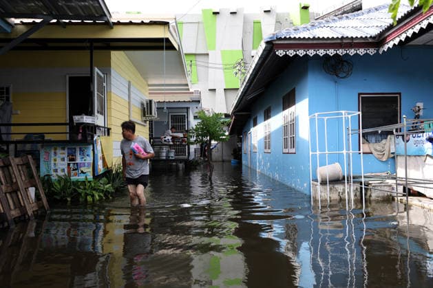 Aftermath of heavy rain in Bangkok BANGKOK, THAILAND - SEPTEMBER 28: A resident walks amid floodwaters in Bangkok, Thailand, on September 28, 2026. Valeria Mongelli Anadolu Bangkok Thailand. Editorial use only. Please get in touch for any other usage.  Copyright: x2026xAnadoluxValeriaxMongellix