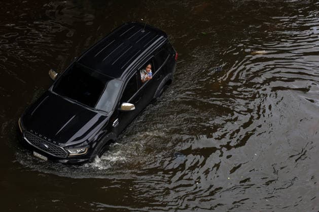 Aftermath of heavy rain in Bangkok BANGKOK, THAILAND - SEPTEMBER 28: A woman takes a video with her phone as a car navigates floodwaters in Bang Kapi district in Bangkok, Thailand, on September 28, 2026. Valeria Mongelli Anadolu Bangkok Thailand. Editorial use only. Please get in touch for any other usage.  Copyright: x2026xAnadoluxValeriaxMongellix