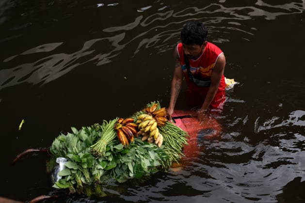 Aftermath of heavy rain in Bangkok BANGKOK, THAILAND - SEPTEMBER 28: A man carries fruit and vegetables amid floodwaters at a temporary floating market in Bang Kapi district in Bangkok, Thailand, on September 28, 2026. Valeria Mongelli Anadolu Bangkok Thailand. Editorial use only. Please get in touch for any other usage.  Copyright: x2026xAnadoluxValeriaxMongellix