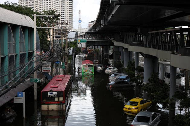 Aftermath of heavy rain in Bangkok BANGKOK, THAILAND - SEPTEMBER 28: Partly submerged buses and cars are seen amid floodwaters in Bang Kapi district in Bangkok, Thailand, on September 28, 2026. Valeria Mongelli Anadolu Bangkok Thailand. Editorial use only. Please get in touch for any other usage.  Copyright: x2026xAnadoluxValeriaxMongellix